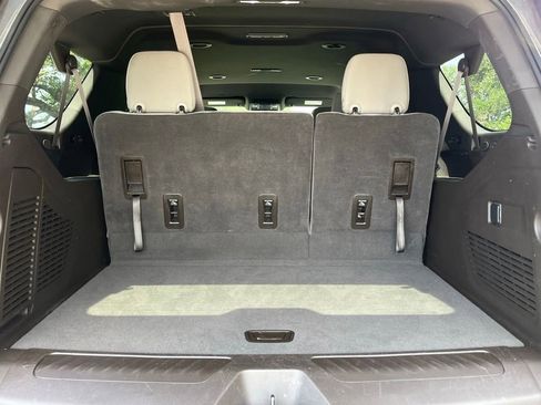 Used 2023 Chevrolet Suburban LS RWD image 12