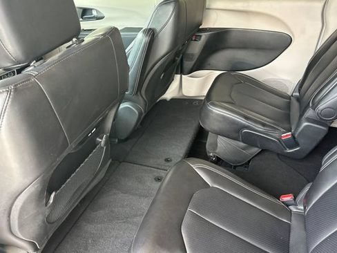 Used 2024 Chrysler Pacifica Touring-L FWD image 14