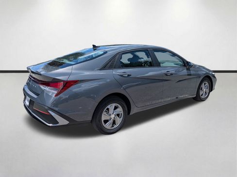 Used 2025 Hyundai Elantra SE FWD image 4