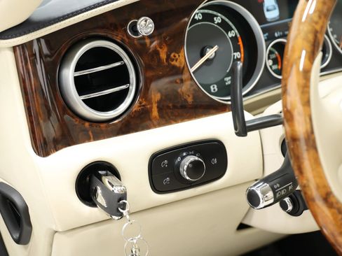 Used 2015 Bentley Flying Spur W12 image 22