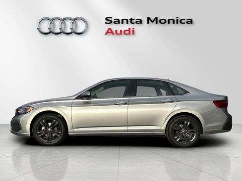 Used 2024 Volkswagen Jetta SE w/ Panoramic Sunroof Package image 7