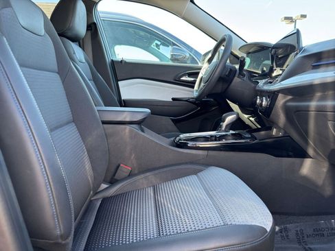 Used 2025 Chevrolet Trax LT image 25