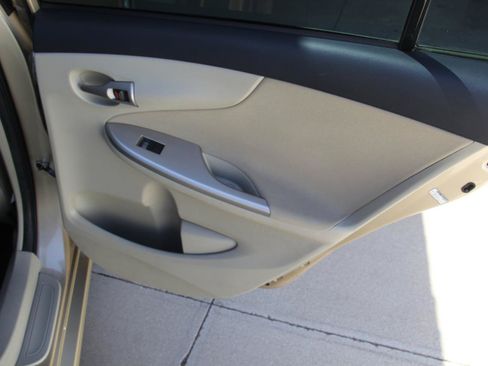 Used 2012 Toyota Corolla LE FWD image 24