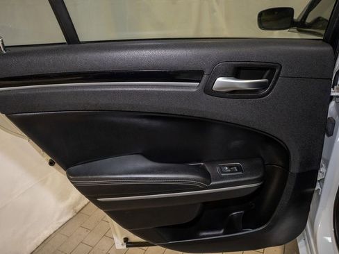 Used 2019 Chrysler 300 S image 9