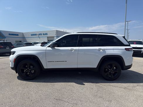 Used 2024 Jeep Grand Cherokee Limited w/ Black Appearance Package AWD/4WD image 6