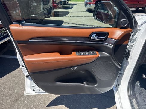 Used 2020 Jeep Grand Cherokee Overland AWD/4WD image 25