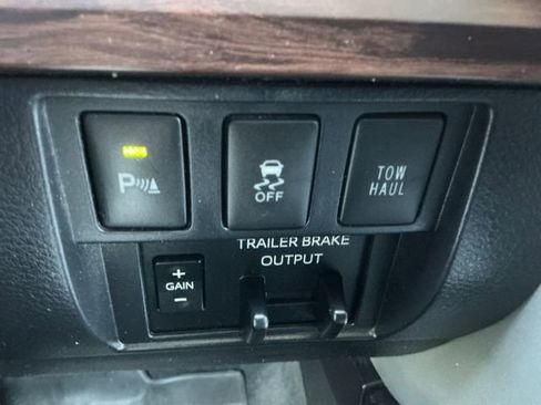 Used 2018 Toyota Tundra Limited w/ Limited Premium Package AWD/4WD image 19