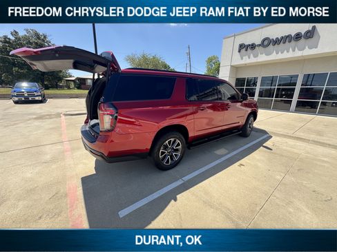 Used 2023 Chevrolet Suburban Z71 w/ Luxury Package AWD/4WD image 3