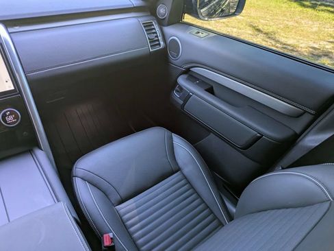 Used 2024 Land Rover Discovery Dynamic SE AWD/4WD image 17