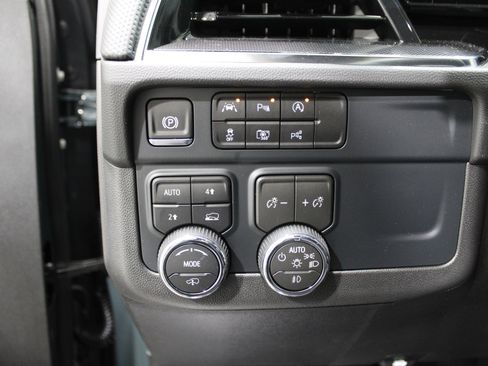 Used 2026 Chevrolet Suburban RST w/ RST Capability Package image 8