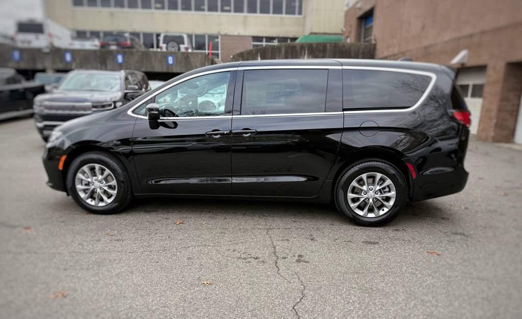 New 2026 Chrysler Pacifica Select AWD/4WD image 16