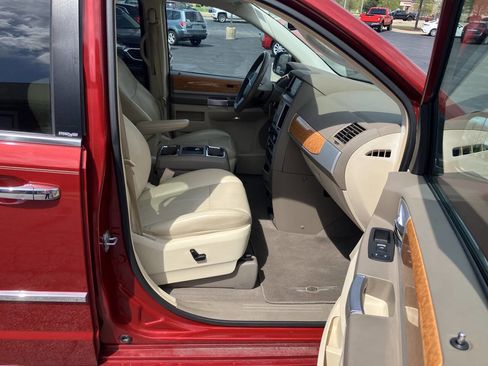 Used 2009 Chrysler Town & Country Limited w/ Entertainment Group #3 FWD image 24