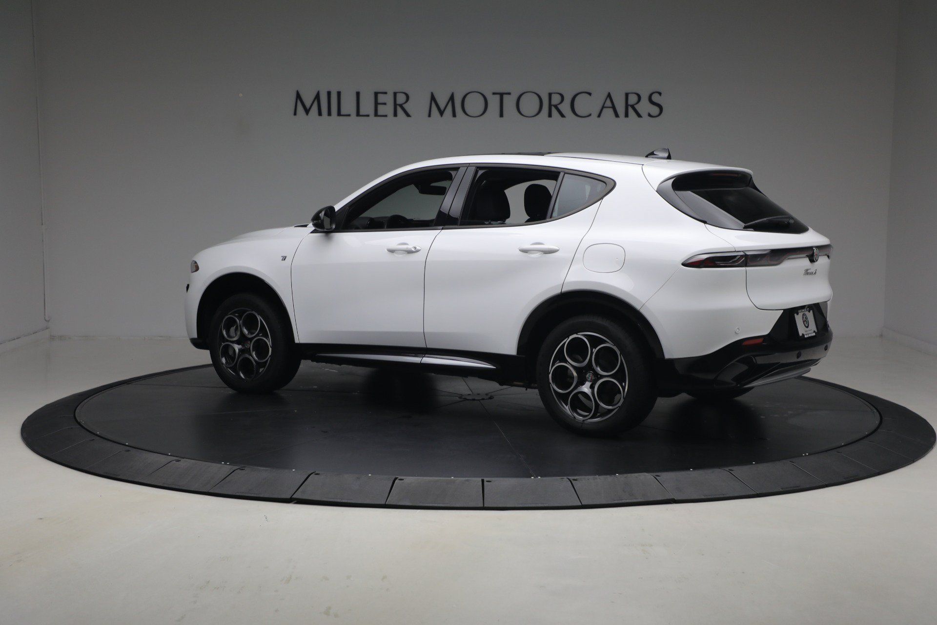 Used 2024 Alfa Romeo Tonale Ti w/ Premium Interior Package AWD/4WD image 3