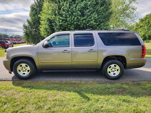 Used 2014 Chevrolet Suburban LT RWD image 1