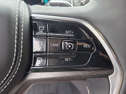 Used 2023 Jeep Grand Cherokee Overland AWD/4WD image 23