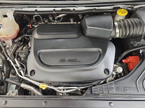 Used 2023 Chrysler Pacifica Touring-L image 54