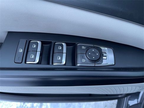 Used 2024 Kia Carnival LX image 31