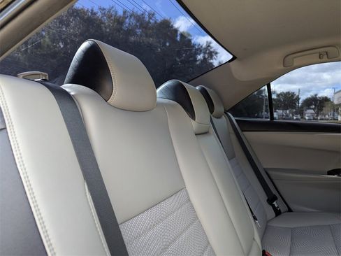 Used 2016 Toyota Camry SE image 18