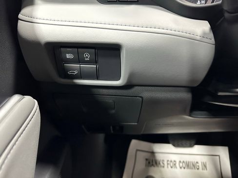 Used 2025 Toyota Highlander XLE image 18