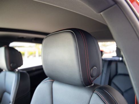 Certified 2025 Porsche Macan AWD/4WD image 17