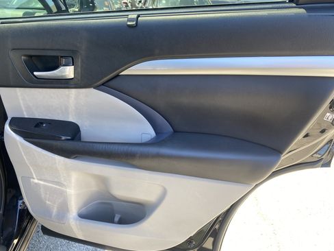 Used 2016 Toyota Highlander XLE FWD image 23