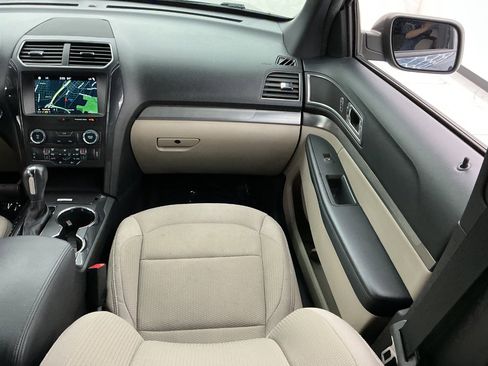 Used 2019 Ford Explorer XLT w/ Equipment Group 201A FWD image 28