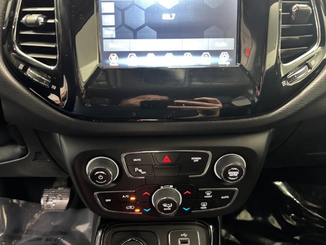 Used 2018 Jeep Compass Latitude w/ Popular Equipment Group AWD/4WD image 3