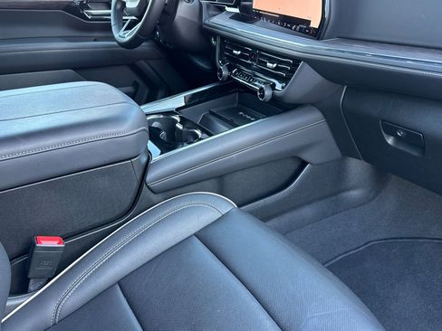 Used 2025 Chevrolet Suburban Premier image 21