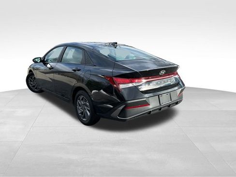 Used 2024 Hyundai Elantra SEL image 10