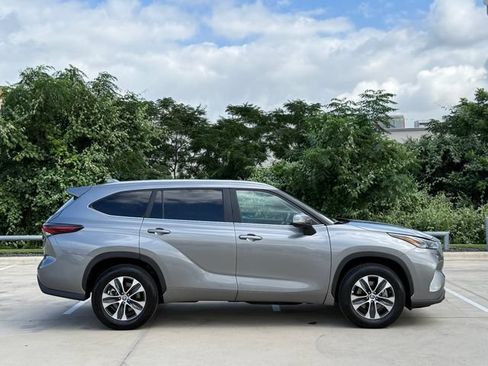 Used 2025 Toyota Highlander XLE FWD image 5