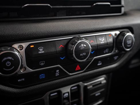 Used 2024 Jeep Wrangler Unlimited image 32