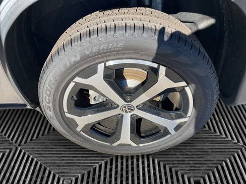 New 2025 Volkswagen Tiguan SE image 14