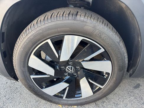 Used 2025 Volkswagen Atlas Cross Sport SE image 32