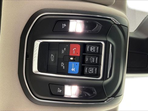 Used 2022 Jeep Wagoneer Series III w/ Premium Group I AWD/4WD image 37