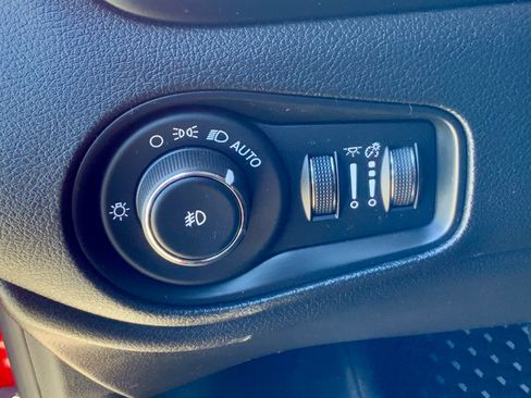 Used 2019 Jeep Renegade Altitude w/ UConnect 8.4 Nav Group image 46