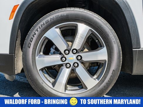 Used 2023 Chevrolet Traverse LT w/ LT Premium Package AWD/4WD image 19