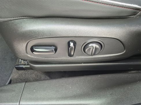 Used 2021 Chevrolet TrailBlazer RS w/ Sun and Liftgate Package image 19