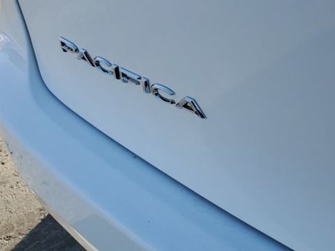 Certified 2024 Chrysler Pacifica Touring-L image 31