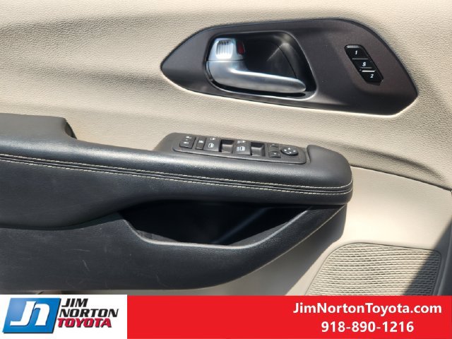 Used 2024 Chrysler Pacifica Touring-L FWD image 23