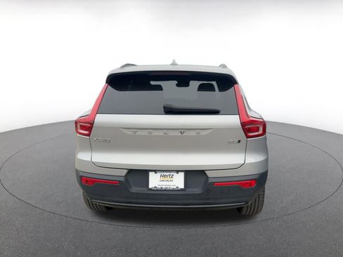 Used 2024 Volvo XC40 B5 Core image 4