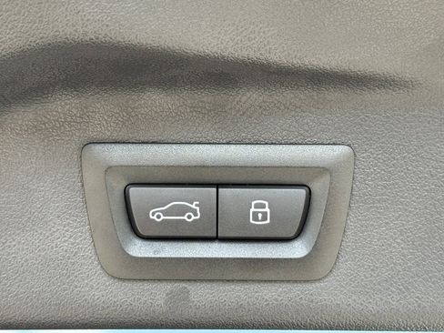 Used 2025 BMW X7 M60i w/ Climate Comfort Package image 16