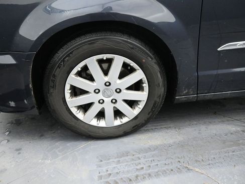 Used 2013 Chrysler Town & Country Touring image 13