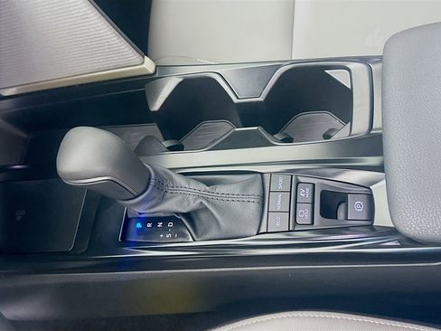 Used 2025 Toyota Camry SE image 17