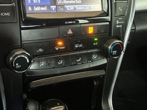 Used 2017 Toyota Camry SE image 19