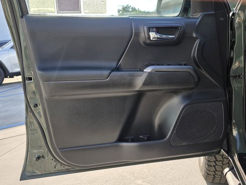 Used 2022 Toyota Tacoma TRD Sport image 12