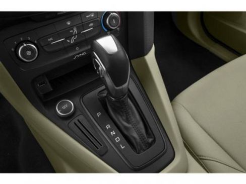 Used 2018 Ford Focus SE w/ SE Appearance Package image 14