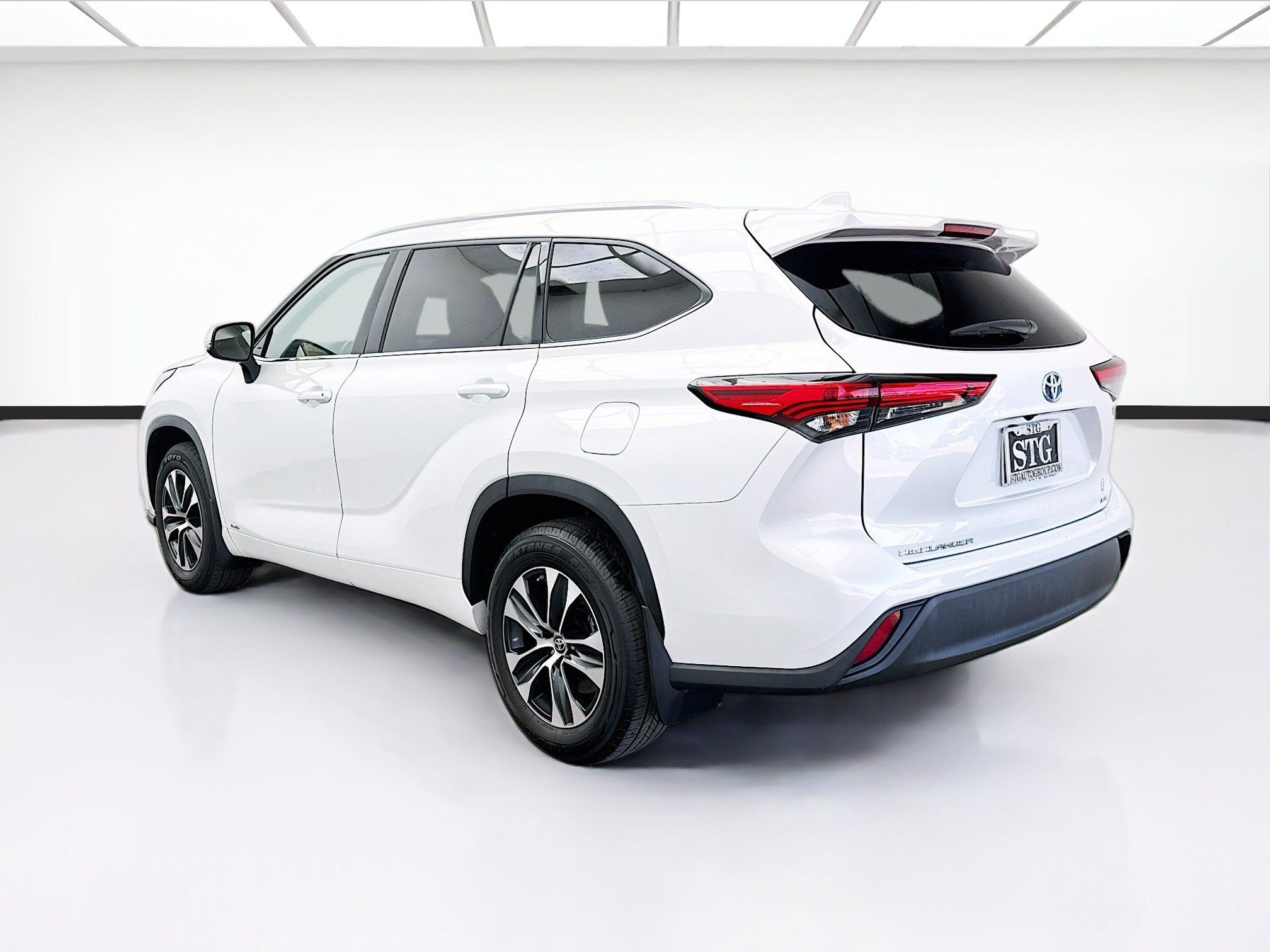 Used 2022 Toyota Highlander XLE AWD/4WD image 6