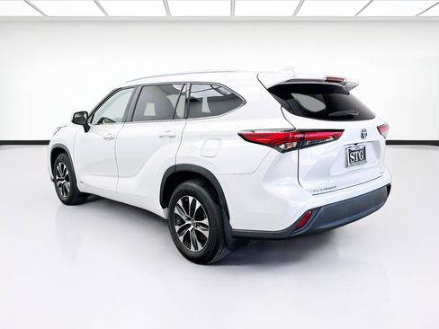 Used 2022 Toyota Highlander XLE AWD/4WD image 6