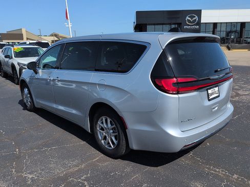 Used 2023 Chrysler Pacifica Touring-L FWD image 5