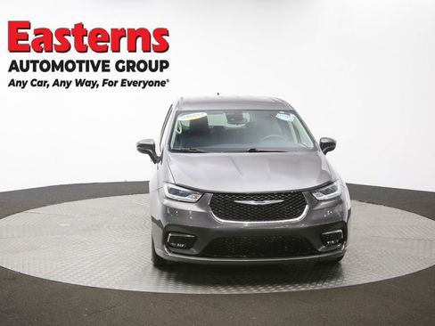 Used 2023 Chrysler Pacifica Touring-L image 51